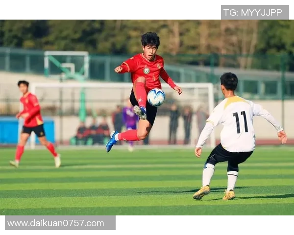 在绿茵场上拼搏的青春与梦想足球比赛中的激情与荣耀交织